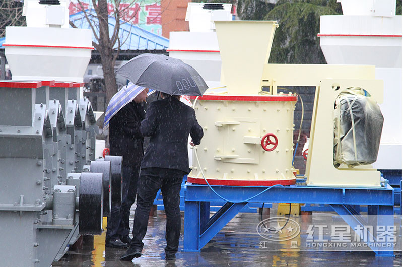 下雨天客戶也來廠考察復合式制砂機